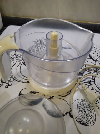 Exprimidor eléctrico con recogecables