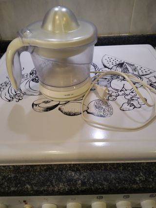 Exprimidor eléctrico con recogecables