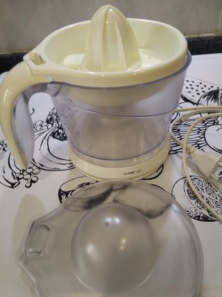 Exprimidor eléctrico con recogecables