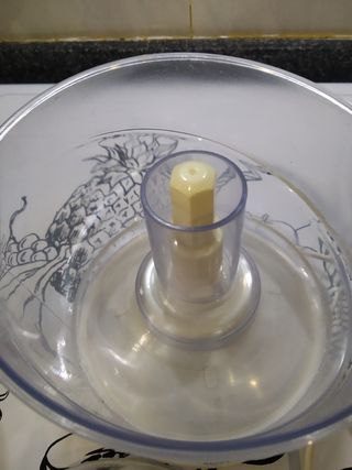 Exprimidor eléctrico con recogecables