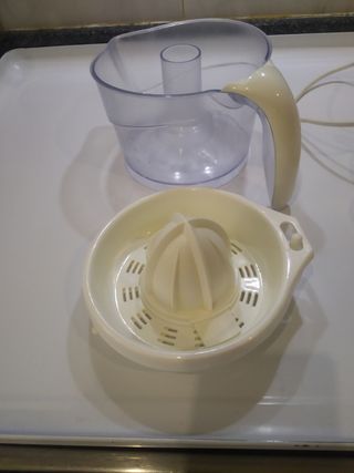 Exprimidor eléctrico con recogecables