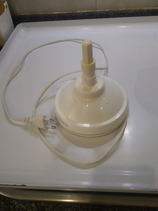 Exprimidor eléctrico con recogecables