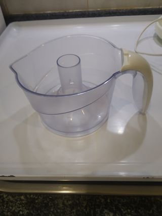 Exprimidor eléctrico con recogecables