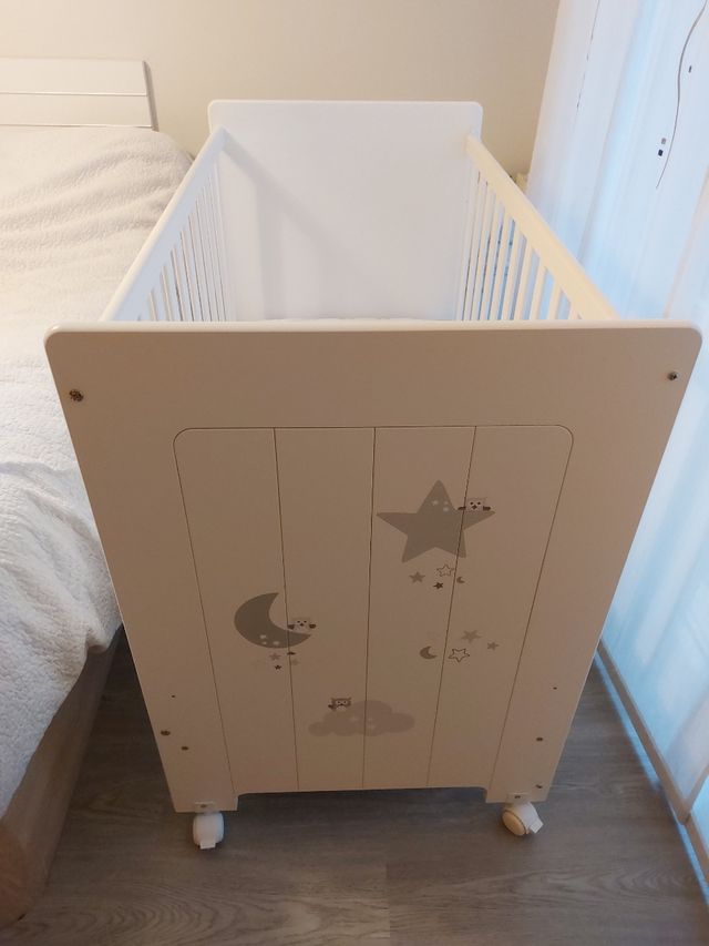 Cuna con estampado de estrellas. 