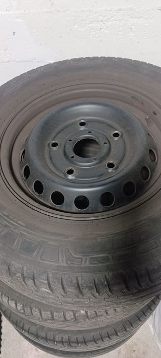 4 llantas Ford y neumáticos Michelin Agilis 3