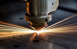 Diseño, corte y plegado de piezas metálicas.