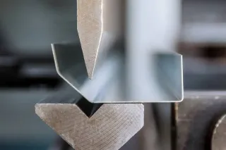 Diseño, corte y plegado de piezas metálicas.