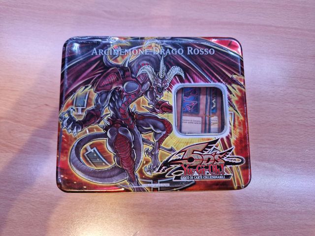 Confezione carte Yu-Gi-Oh con tante carte mostro