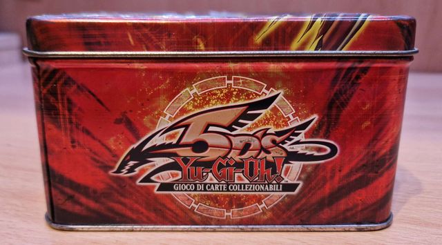 Confezione carte Yu-Gi-Oh con tante carte mostro