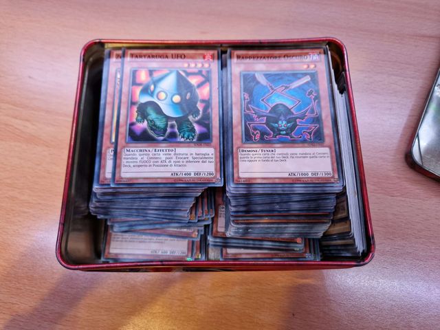 Confezione carte Yu-Gi-Oh con tante carte mostro