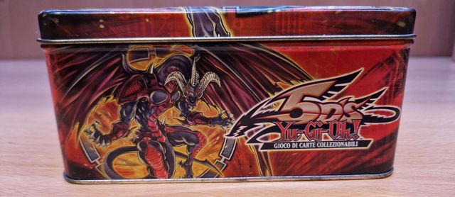 Confezione carte Yu-Gi-Oh con tante carte mostro