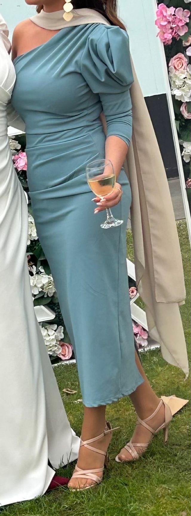 Vestido midi para invitada.