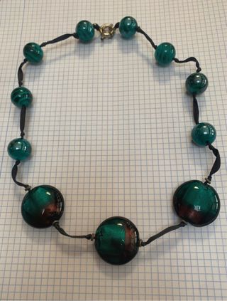 Collar con piedras verdes