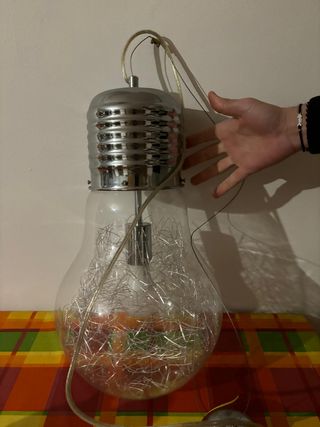 Dos lámparas bombillas gigantes
