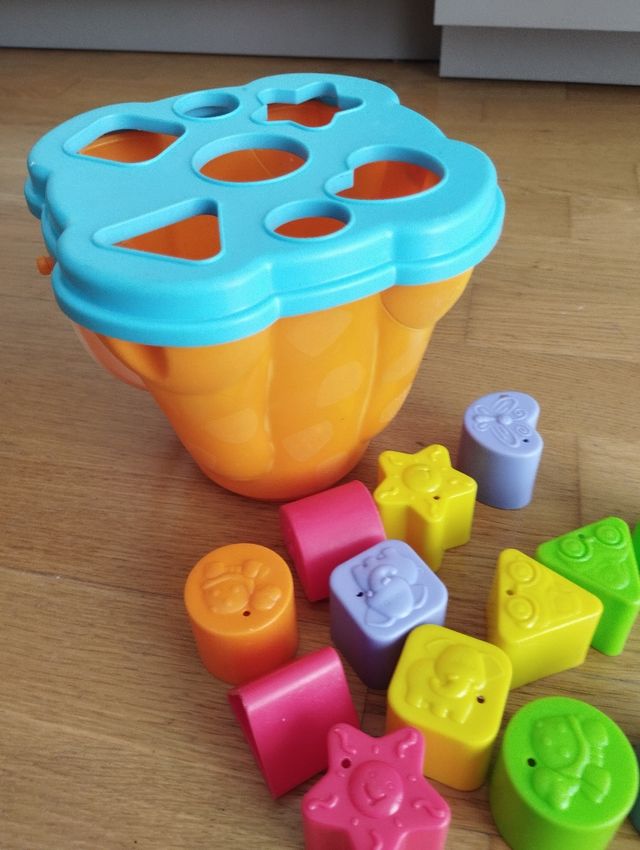 Cubo con figuras encajables