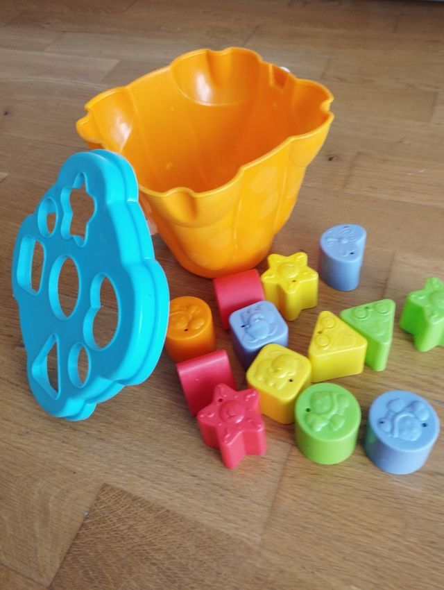 Cubo con figuras encajables