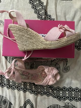 Sandalias de cuña de esparto y tela