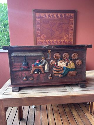 Cassapanca intarsiata a mano