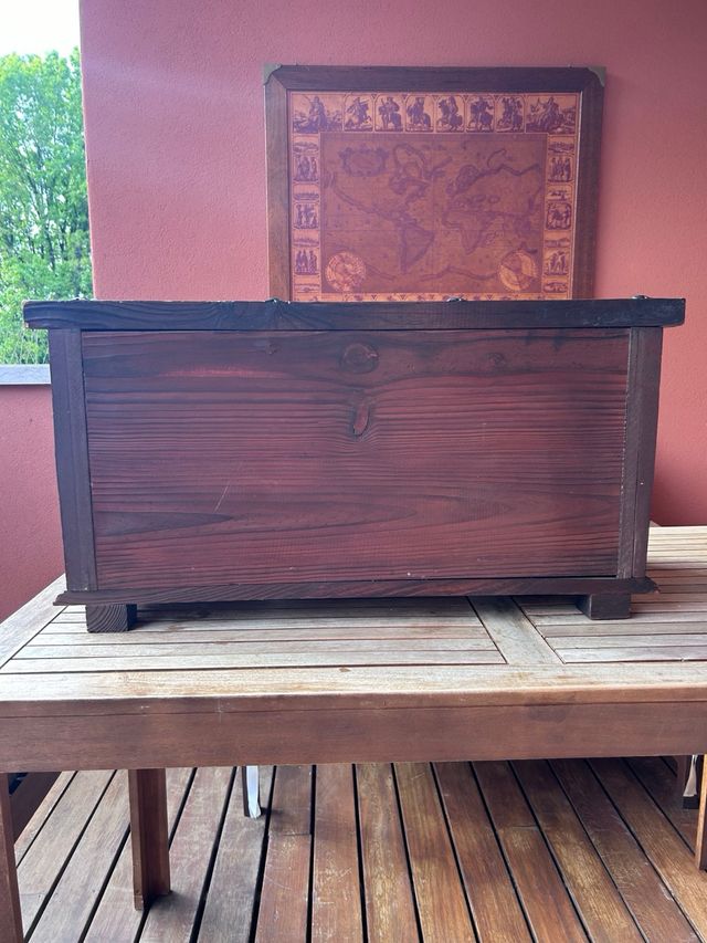 Cassapanca intarsiata a mano