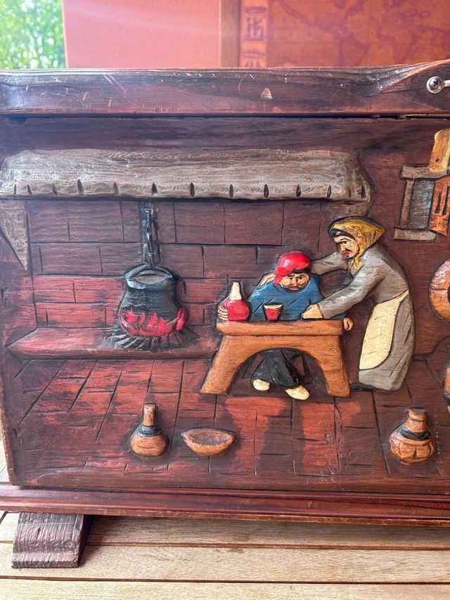 Cassapanca intarsiata a mano