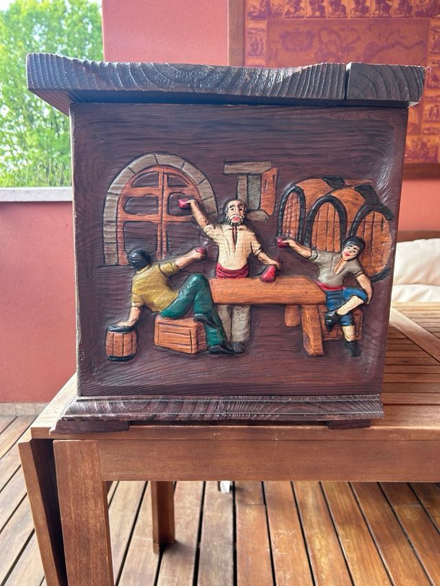 Cassapanca intarsiata a mano