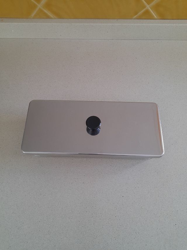 Caja de cristal con tapadera de aceroix