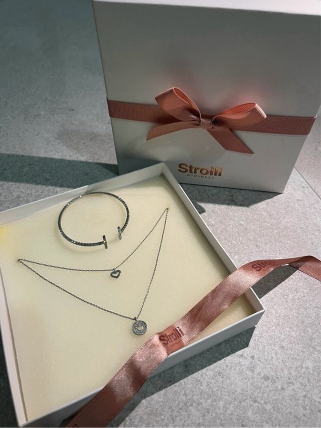 Collana e bracciale stroili
