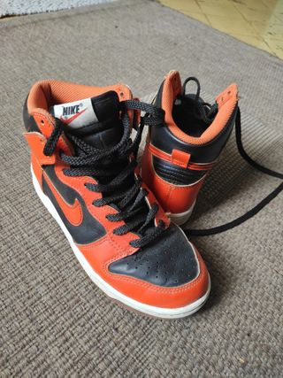 Air Jordan naranja y negro