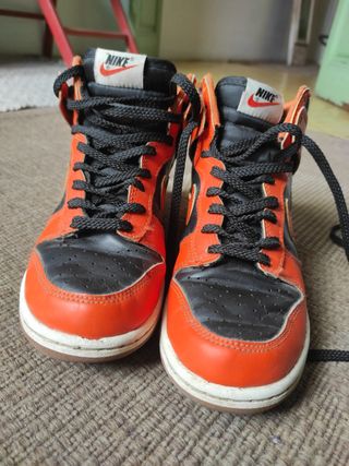 Air Jordan naranja y negro