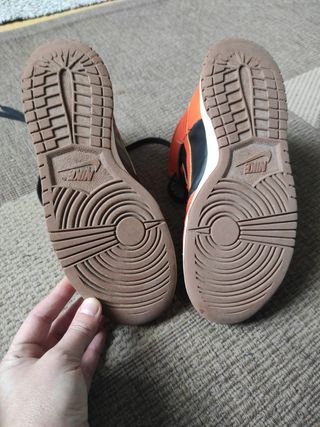 Air Jordan naranja y negro