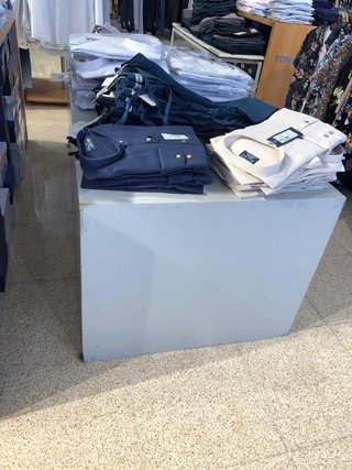 Mesa exposición para tienda