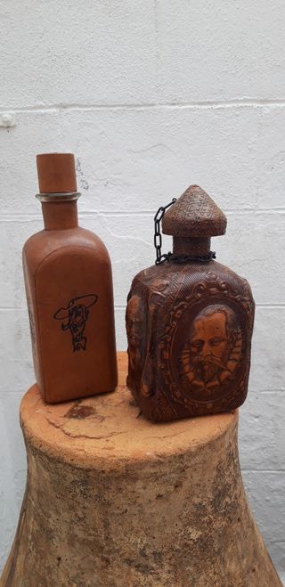 Juego par set 2 botellas en piel Don Quijote Cerva