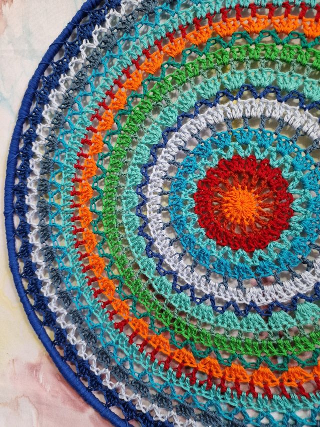 Mandala de colores de ganchillo grande