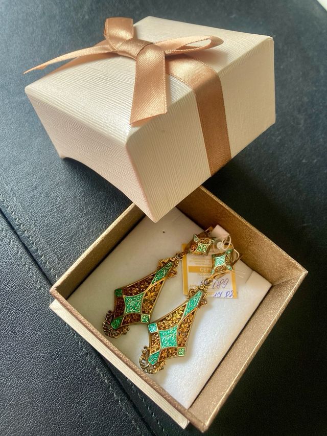 Pendientes dorados nuevos