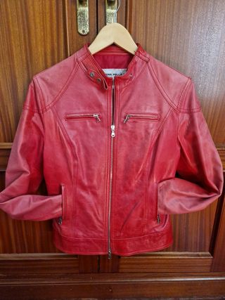 Cazadora de cuero roja