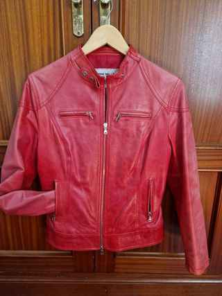 Cazadora de cuero roja