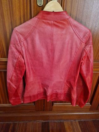 Cazadora de cuero roja
