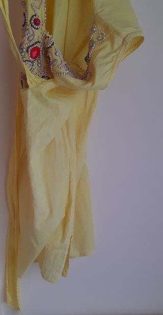 Vestido playero amarillo con abalorios