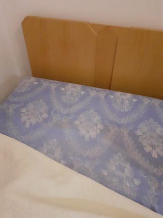 Cama . Somier. Colchones y mesita