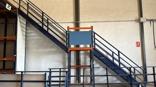 Escaleras, mesa de trabajo y Estanterías Indust.