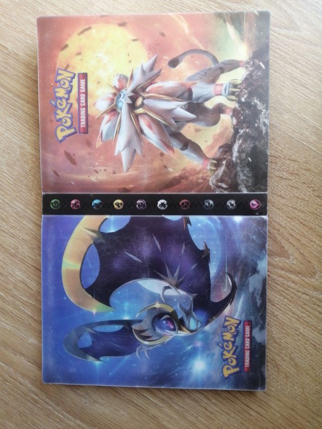 Album Pokémon con 220 cartas