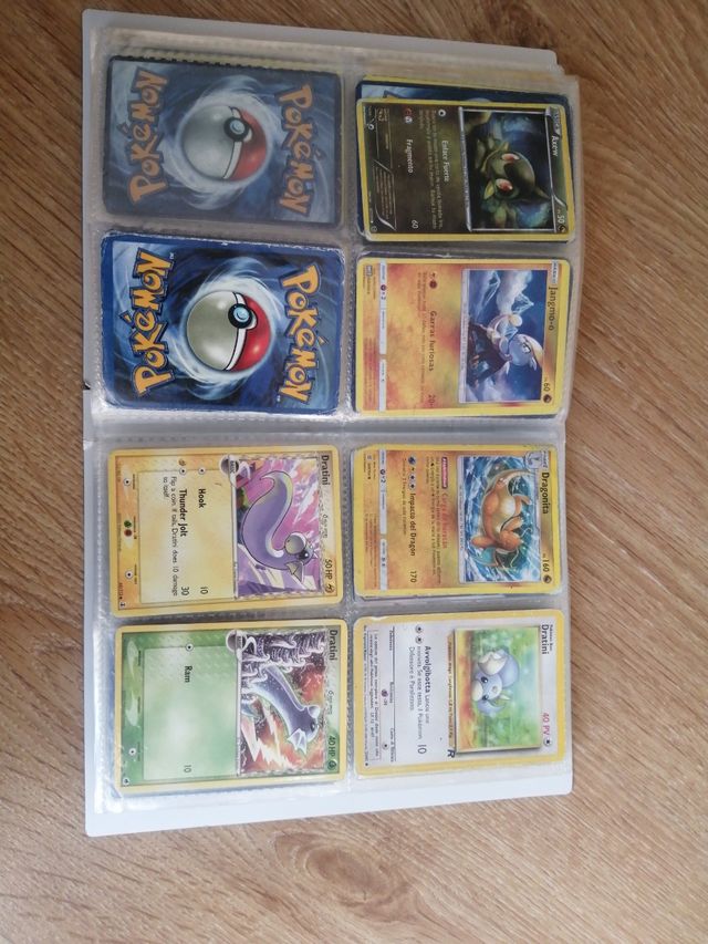 Album Pokémon con 220 cartas