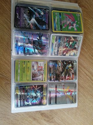 Album Pokémon con 220 cartas