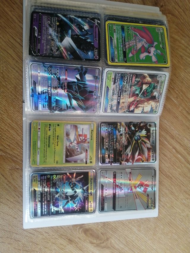 Album Pokémon con 220 cartas