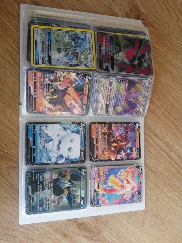 Album Pokémon con 220 cartas