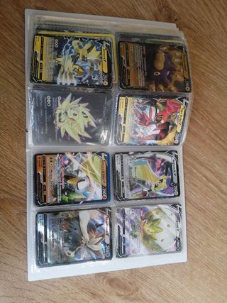 Album Pokémon con 220 cartas