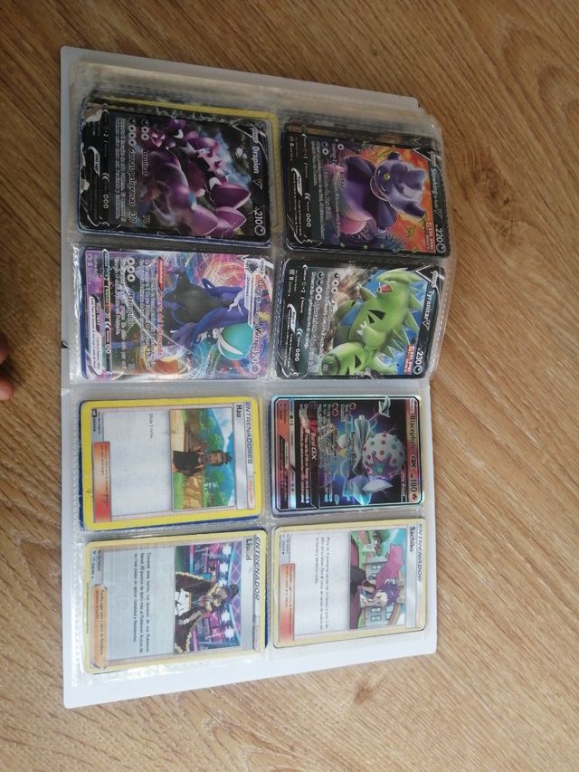 Album Pokémon con 220 cartas
