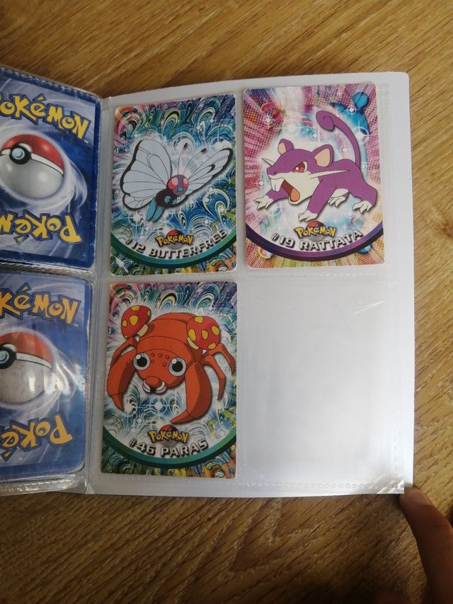 Album Pokémon con 220 cartas