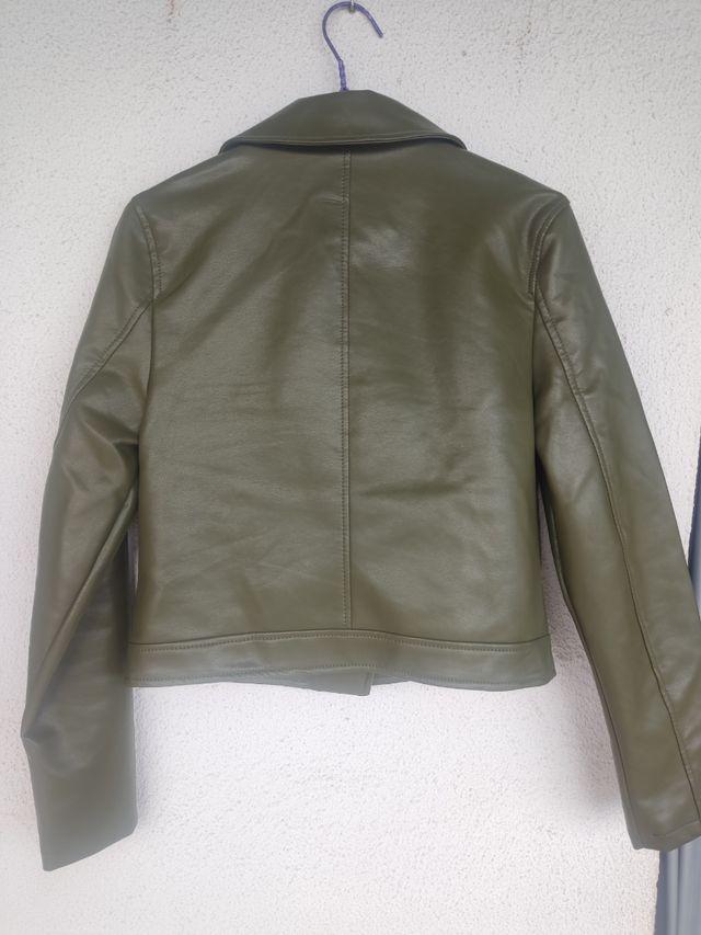 Chupa de cuero de color verde