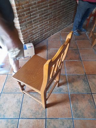 Se venden 10 mesas y  40 sillas.